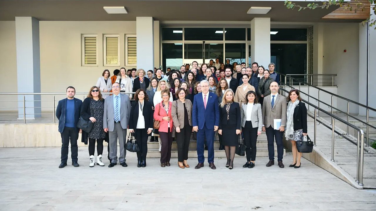 “Bölüm Çayı Programı” kapsamında akademisyenlerle bir araya geliyor