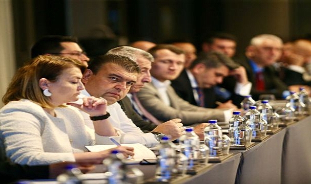 Başkan Tugay ilçe belediye başkanlarıyla toplantı yaptı