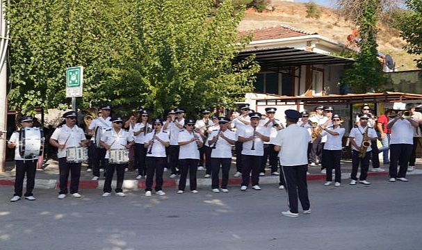 Cumhuriyet coşkusu Kemalpaşa'da başladı