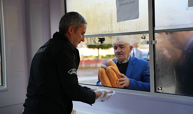 Kemalpaşa’da Halk Ekmek’e Yoğun İlgi