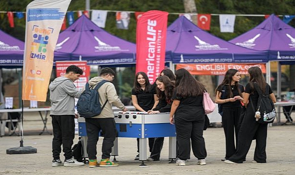 Üniversiteli gençler İzmir’e festivalle “merhaba” dedi