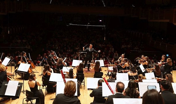 İzmir Oda Orkestrası, dünyaca ünlü keman sanatçısı Küden ile aynı sahnede