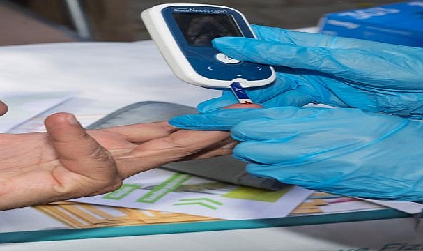 Hem hemşire hem tiyatrocu: İzmirlilere çifte hizmet