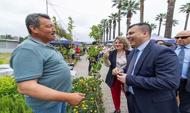 İzmir çiçek açtı, her yer rengârenk oldu