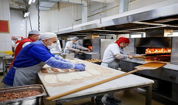 İzmir’de “sosyal kalkan” devrede Büyükşehir dar gelirlileri yalnız bırakmadı